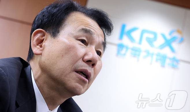정은보 한국거래소 이사장이 지난 19일 서울 영등포구 여의도 한국거래소에서 뉴스1과 인터뷰를 하고 있다. 그는 "좀비 기업 및 동전주 기업 등 퇴출 기준에 미달되는 기업은 시장에서 강력하게 내보낸다는 방침에 따라 내년까지 300개 기업이 퇴출될 것"이라고 말했다.ⓒ 뉴스1 김성진 기자