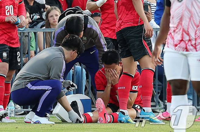 대한민국 축구대표팀 조유민이 30일(현지시간) 미국 유타주 솔트레이크시티 브리검 영 대학교 BYU 사우스필드 경기장에서 2026 국제축구연맹(FIFA) 북중미 월드컵 앞두고 열린 대한민국과 트리니다드 토바고의 평가전에서 부상으로 쓰러져 있다. 2026.5.31 ⓒ 뉴스1 임세영 기자