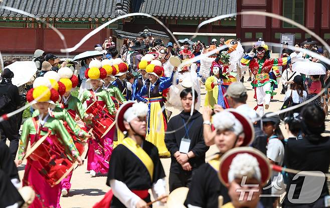 지난 4월 열린 2026 궁중문화축전 길놀이 공연 모습. ⓒ 뉴스1 김도우 기자