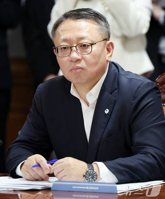 정진완 우리은행장이 16일 서울 중구 은행회관에서 열린 제5차 생산적금융 대전환 회의에 참석해 이억원 금융위원장의 모두발언을 경청하고 있다. 2026.4.16 ⓒ 뉴스1 김진환 기자