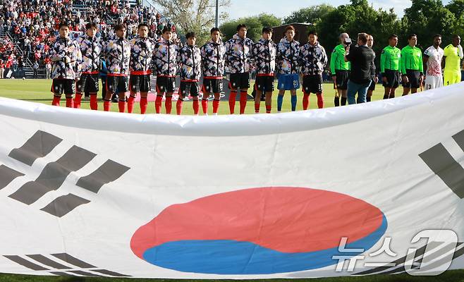 대한민국 축구대표팀 선수들이 30일(현지시간) 미국 유타주 솔트레이크시티 브리검 영 대학교 BYU 사우스필드 경기장에서 2026 국제축구연맹(FIFA) 북중미 월드컵 앞두고 열린 대한민국과 트리니다드 토바고의 평가전에서 애국가를 부르고 있다. 2026.5.31 ⓒ 뉴스1 임세영 기자