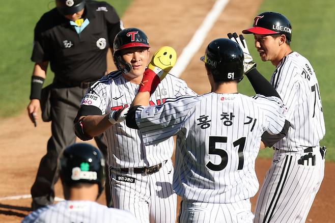 LG 오지환이 30일 서울 잠실구장에서 열린 2026 KBO리그 정규시즌 KIA전에서 홈런을 친 후 동료들과 기쁨을 나누고 있다. 사진 | LG 트윈스