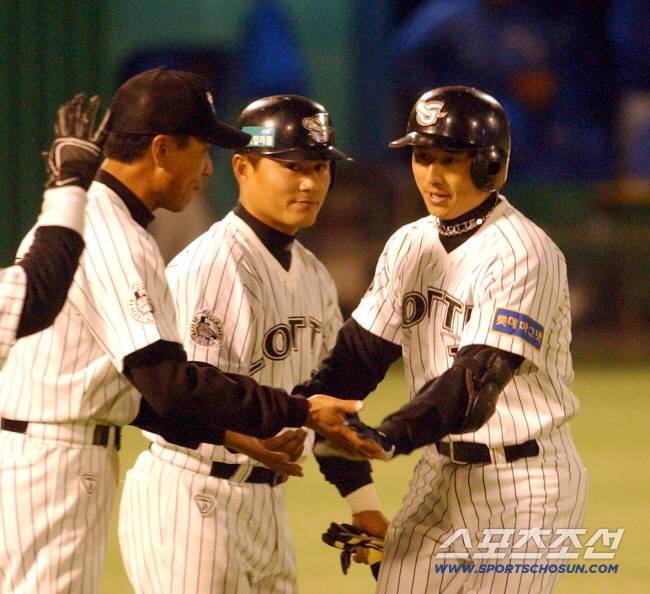 2002년 4월 9일 부산 사직구장에서 삼성 라이온즈와의 경기에서 5회 역전 만루홈런을 쳐내고 동료들의 축하를 받고 있는 롯데 자이언츠 박정태.(오른쪽) 스포츠조선DB