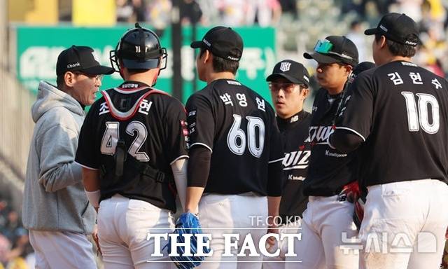 이강철 감독은 냉정한 판단력이 돋보인다. 무리수를 두지 않으면서 승부처에선 과감한 결정을 마다하지 않는다. /뉴시스