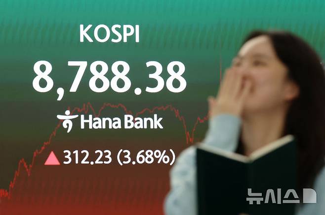1일 한국거래소에 따르면 코스피는 전 거래일 대비 3.68%(312.23포인트) 오른 8788.38에 거래를 마쳤다. /뉴시스
