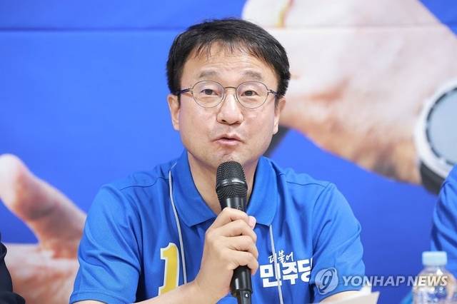 한병도 더불어민주당 공동상임선거대책위원장이 1일 충남 천안시 민주당 박수현 충남도지사 후보 선거사무소에서 열린 중앙선대위 회의에 참석해 발언하고 있다. 연합뉴스