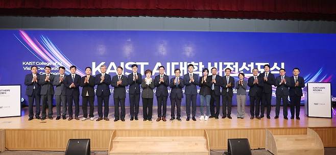 1일 오전 대전광역시 유성구 KAIST에서 열린 'KAIST AI대학 비전선포식'에 참석한 배경훈 부총리 겸 과학기술정보통신부 장관(왼쪽 열번째부터)과 이광형 KAIST 총장, AI대학 자문단 등 관계자들이 기념촬영하고 있다. KAIST 제공