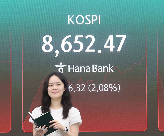 코스피가 장중 사상 처음 8600선을 넘어선 1일 서울 중구 하나은행 딜링룸에서 직원이 업무를 보고 있다. 연합뉴스