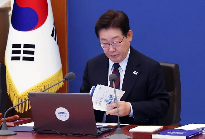 이재명 대통령이 26일 청와대에서 열린 제23회 국무회의 겸 제10차 비상경제점검회의에서 정부출범 1주년 성과자료집을 보고 있다. 왕태석 선임기자