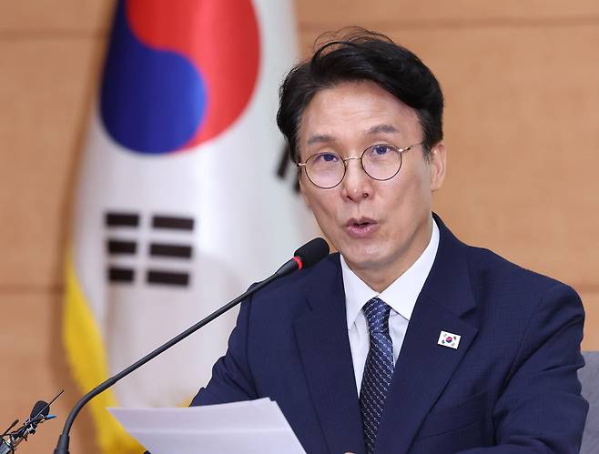 김민석 국무총리가 지난달 29일 서울 종로구 정부서울청사 별관 국제회의장에서 국가기후위기대응위원회 전체회의를 주재하고 있다. 뉴시스