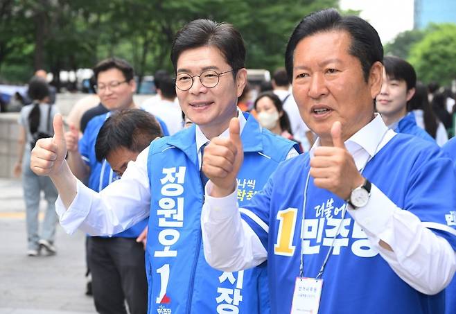 더불어민주당 정청래 총괄상임선거대책위원장과 정원오 서울시장 후보가 5월 26일 서울 영등포구 여의도역 5번 출구에서 출근하는 시민에게 인사하고 있다. 사진=연합뉴스