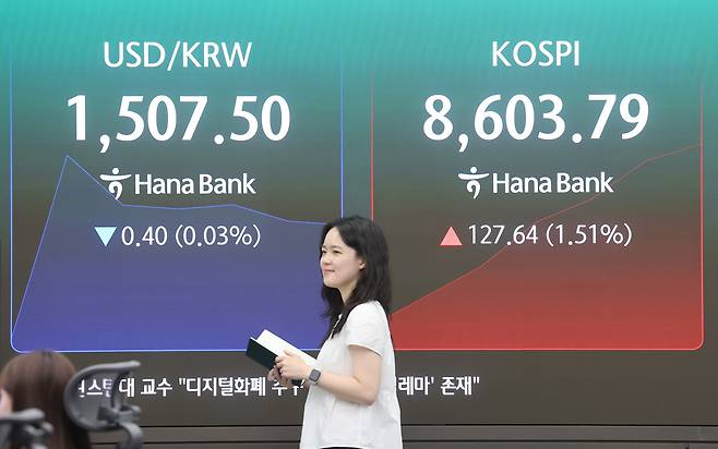 코스피가 상승 출발해 장중 사상 처음 8,600선을 넘어선 1일 서울 중구 하나은행 딜링룸에서 직원이 업무를 보고 있다. 연합뉴스