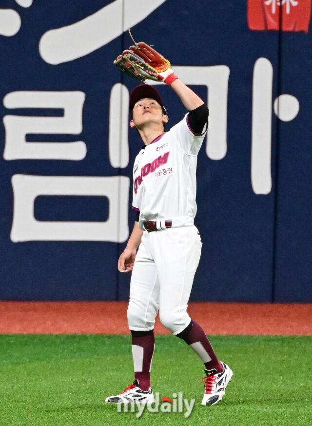키움 서건창이 좌익수로 첫 선발 출전해 플라이볼 포구 연습을 하고 있다 / 고척 = 유진형 기자 zolong@mydaily.co.kr