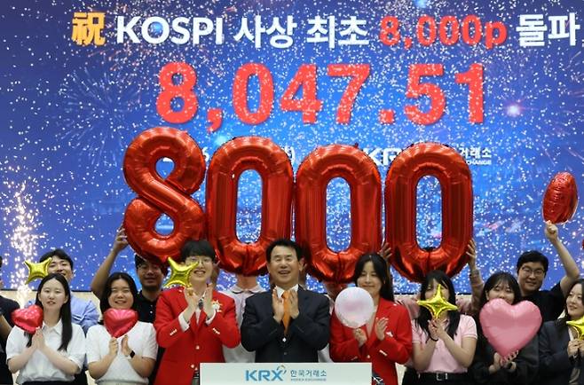 26일 서울 여의도 한국거래소가 코스피 8000포인트 돌파 기념 행사를 하고 있다. 연합뉴스
