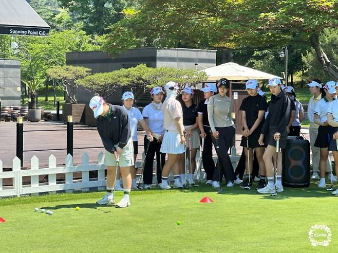 2026 KLPGA 엘리트 유소년 골프 멘토링에 참가한 KLPGA 선수들과 유소년 골프 꿈나무들. KLPGA 제공.