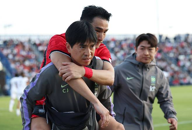 한국 축구대표팀 중앙 수비수 조유민이 30일 미국 유타주 프로보에 위치한 브리검영대 사우스필드에서 열린 트리니다드토바고와의 경기에서 부상을 당해 스태프에게 업혀 경기장을 나오고 있다. 연합뉴스