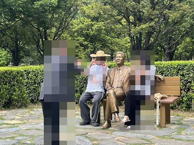 고(故) 노무현 전 대통령 17주기 추도식이 열린 5월23일 경남 봉하마을 기념관에 극우 성향으로 추정되는 이용자들이 일베를 의미하는 손가락 포즈를 취하며 사진을 찍었다는 주장이 나왔다. ⓒ 조수진 변호사 소셜미디어 캡처