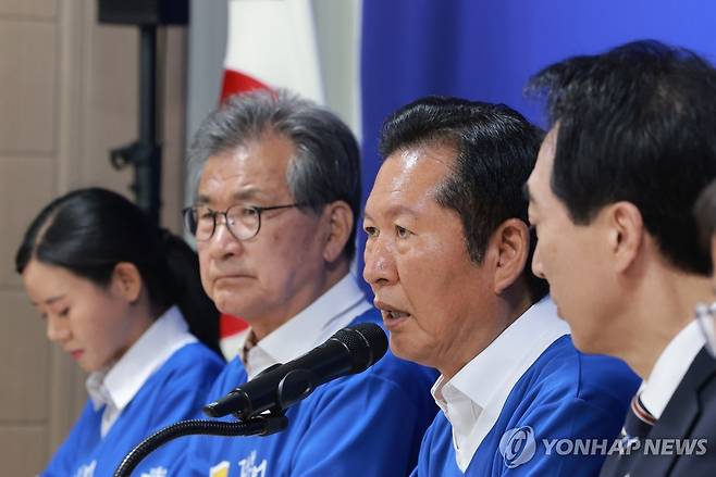 발언하는 정청래 총괄상임선거대책위원장 (천안=연합뉴스) 신현우 기자 = 더불어민주당 정청래 총괄상임선거대책위원장이 1일 충남 천안시 민주당 박수현 충남도지사 후보 선거사무소에서 열린 중앙선대위 회의에서 발언하고 있다. 2026.6.1 nowwego@yna.co.kr