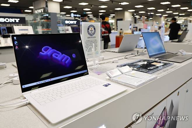 다시 오르는 PC용 D램 가격…낸드는 16개월 연속 상승 (서울=연합뉴스) 류효림 기자 = 지난달 주춤했던 메모리 반도체 D램 가격이 4월 다시 뛰어올랐다. 낸드플래시 가격은 16개월째 강세를 이어갔다. 지난달 30일 시장조사업체 D램익스체인지에 따르면 4월말 기준 PC용 D램 범용 제품(DDR4 8Gb 1Gx8)의 평균 고정거래가격은 16.00달러로 전월(13.00달러)에 비해 23.08% 올랐다. 사진은 1일 서울 시내 대형마트에 PC, 노트북 판매대 모습. 2026.5.1 ryousanta@yna.co.kr