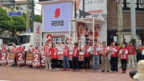 국민의힘 심재국 평창군수 후보와 나경원 국회의원, 최종수·박희서 도의원 후보, 김성기·이창열·심현정·남진삼 군의원 후보, 김진옥 비례대표 후보가 1일 진부면에서 합동유세를 하고 있다.