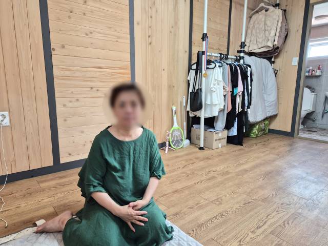 보증금 없이 월세 40만원을 내는 포항시 남구의 한 좁은 단칸방. 옥살이를 하는 동안 이전 살던 곳의 가재도구가 모두 처분돼 빈손으로 이사 온 탓에 방 안에는 가구 하나 없다. 차가운 장판 바닥에 홀로 앉은 엄마 이정현(가명) 씨의 모습이 출소 후 마주한 가혹한 현실을 고스란히 보여준다. 배형욱 기자