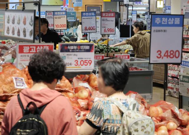 한국은행이 올해 소비자물가 상승률 전망치를 기존 2.2%에서 2.7%로 0.5%포인트(p) 상향 조정한 가운데 28일 서울 시내 한 대형마트에서 시민들이 장을 보고 있다. 이날 한은 금융통화위원회는 중동 정세와 그에 따른 물가·성장의 불확실성을 고려해 기준금리를 연 2.50%로 동결하기로 했다. 연합뉴스