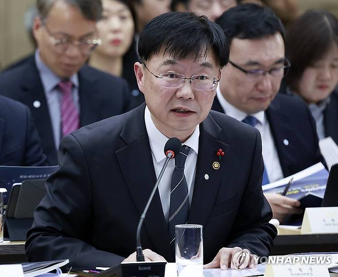 안형준 국가데이터처장이 11일 세종시 정부세종컨벤션센터에서 열린 기획재정부(국세청·관세청·조달청)-국가데이터처 업무보고에서 부처 업무보고를 하고 있다.(연합뉴스)