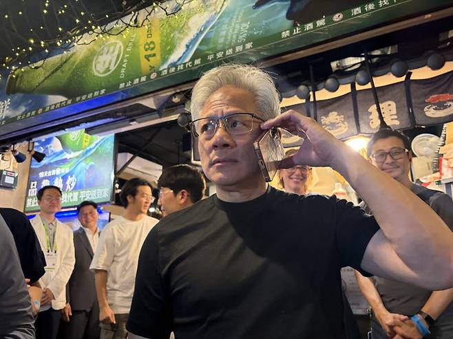 젠슨 황 엔비디아 최고경영자(CEO)가 1일(현지시간)대만 타이베이의 한 해산물 식당에서 진행한 '코리아 파트너 나잇'에 참석해 식사하는 와중 식당 밖으로 나와 취재진과 소통하고 있다.(사진=공지유 기자)