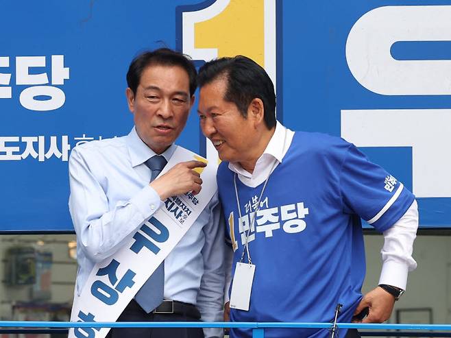 더불어민주당 정청래 대표와 우상호 강원도지사 후보가 2일 오후 강원 영월군 중앙로에서 유세 전 대화를 나누고 있다.(사진=뉴스1)