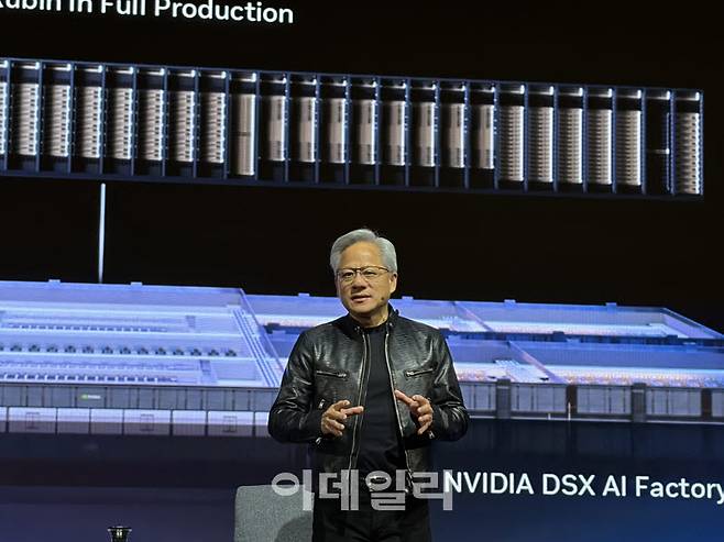 젠슨 황 엔비디아 최고경영자(CEO)가 2일(현지시간) 대만 타이베이 그랜드 하이라이 호텔에서 열린 ‘GTC 타이베이 2026 미디어 간담회’에서 발언하고 있다. (사진=공지유 기자)