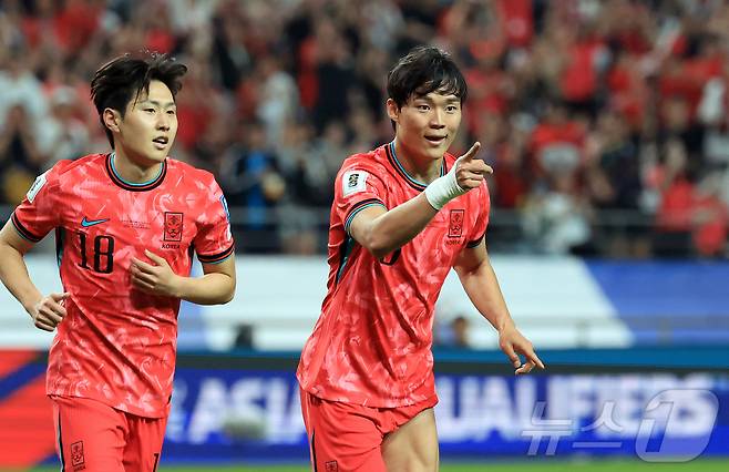 축구 대표팀의 이강인(왼쪽)과 오현규. ⓒ 뉴스1 김진환 기자