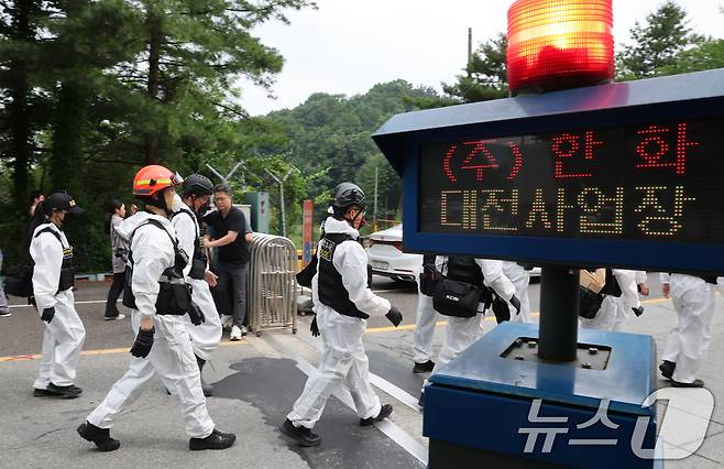 7명의 사상자를 낸 대전 유성구 한화에어로스페이스 대전사업장에서 2일 오전 국립과학수사연구원과 대전경찰청 과학수사계, 소방 당국 소속으로 구성된 합동감식팀 감식을 하기 위해 이동하고 있다. 2026.6.2 ⓒ 뉴스1 김기태 기자