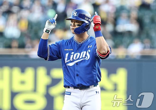 12일 오후 서울 송파구 잠실야구장에서 열린 프로야구 '2026 신한은행 SOL KBO리그' 삼성 라이온즈와 LG 트윈스의 경기, 1회초 2사 1루 상황에서 삼성 박승규가 안타를 치고 기뻐하고 있다. 2026.5.12 ⓒ 뉴스1 김도우 기자