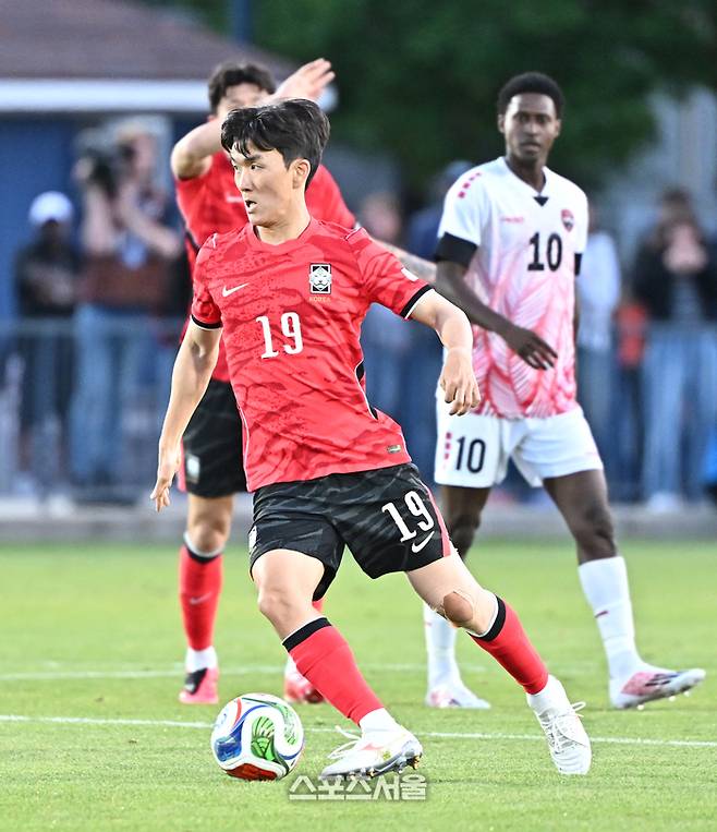 축구국가대표팀의 황인범(오른쪽)이 31일(한국시간) 미국 유타주 프로보 스미스 필드 하우스 사우스 필드에서 진행된 트리니다드토바고와의 평가전에서 드리블을 하고 있다. 프로보(미 유타주) | 박진업 기자 upandup@sportsseoul.com