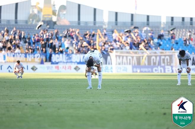 수원 삼성 고종현이 30일 충남 아산 원정에서 패배한 뒤 아쉬워하고 있다. 제공 | 한국프로축구연맹
