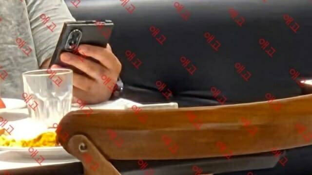 한 국내 커뮤니티에 갤럭시Z폴드8 실물 사진이 등장했다. (사진=디시인사이드)