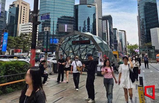 제9회 전국동시지방선거를 이틀 앞둔 1일 오후 2시께 서울 강남역 10번 출구 앞은 평일 낮임에도 각지에서 모여든 직장인과 시민들로 북적였다. 아시아경제는 서울시민들의 속내를 들여다보기 위해 25개구 자치구의 민심이 교차하는 강남역 현장을 찾았다. 심성아 기자