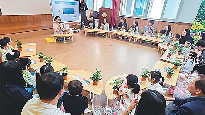 최근 대구 달서구 덕인초병설유치원에서 유아들과 학부모들을 대상으로 ‘지속 가능한 가족공동체 형성 교육’이 진행되고 있다. 대구시교육청 제공