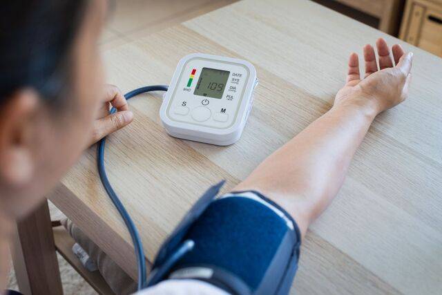 혈압을 측정하는 장면. 대한고혈압학회는 최신 임상 연구와 의학적 근거를 반영한 ‘고혈압 진료 지침 2026’ 개정판을 최근 공개했다. 게티이미지뱅크