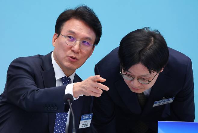 김민석 국무총리와 김정관 산업통상부 장관이 4월17일 청와대 영빈관에서 열린 공공기관 및 유관기관 업무보고에서 대화를 나누고 있다. / 사진=뉴스1