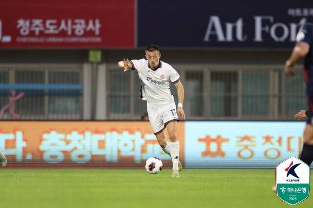 화성FC가 지난달 31일 경남FC와의 14라운드 홈 경기에서 2-0으로 승리하며 3연승을 질주, K리그2 4위에 랭크됐다. 슈팅을 시도하고 있는 화성 플라나./프로축구연맹 제공