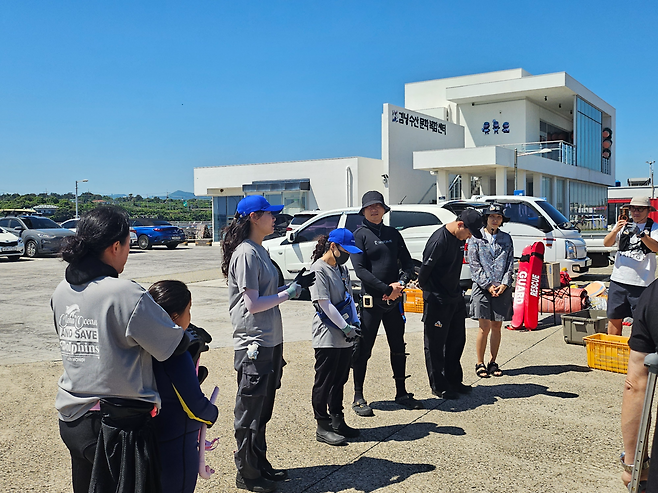 지난 5월 30일 제주 김녕항에서 진행된 ‘함께쓰담’ 캠페인에 참여한 혼디 관계자들. 김광우 기자.