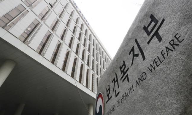 1일 보건복지부에 따르면 복지부는 6월 초 한국보건산업진흥원과 수의계약을 맺고 ‘국민 대상 디지털헬스·의료 AI 인식 및 수용도 조사’ 연구에 돌입한다. 뉴스1