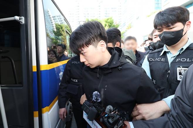 광주 여고생 살해 사건 피의자 장윤기가 검찰 송치를 위해 호송차로 이동하고 있다. 연합뉴스