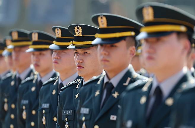 2월 20일 충남 계룡대 대연병장에서 열린 육·해·공군사관학교 통합임관식에서 신임 장교들이 이재명 대통령의 축사를 경청하고 있다. 뉴스1