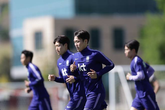 축구국가대표팀 미드필더 강상윤(가운데)가 25일(한국시간) 유트사커필드에서 훈련하고 있다. 사진제공|대한축구협회