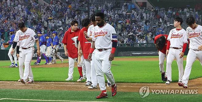 SSG, '8연패' (인천=연합뉴스) 임순석 기자 = 27일 인천 SSG랜더스필드에서 열린 2026 프로야구 KBO리그 삼성 라이온즈와 SSG 랜더스의 경기. 4-1로 패한 SSG 선수들이 관중들에게 인사하고 더그아웃으로 향하고 있다. 2026.5.27 soonseok02@yna.co.kr