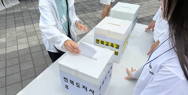 제9회 전국동시지방선거일인 3일 전주 중앙살림광장 앞에 설치된 청소년 모의 투표 현장 투표소에 찾은 청소년이 투표함에 용지를 넣고 있다. 박현우 기자
