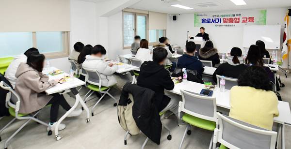 이영동 BNK경남은행 팀장이 자립준비청년들에게 홀로서기 맞춤형 금융교육을 하고 있다. / BNK경남은행