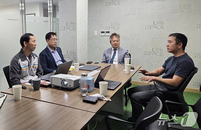 팜스코 이천농장에 방문한 윤진현 전남대 동물자원학부 교수(맨 오른쪽부터)와 문두환 대한수의사회 수석부회장, 박점수 팜스코 대표, 변상천 팜스코 이천농장 농장장이 동물복지 활성화 방안에 대해 논의하고 있다. ⓒ 뉴스1 한송아 기자